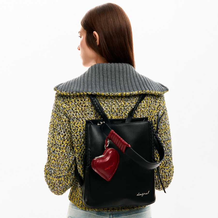 mittelgrosser-rucksack-mit-herzanhanger