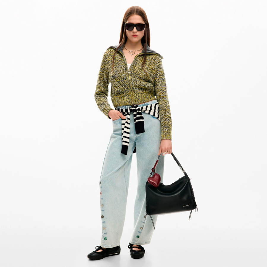 mittelgrosse-tasche-mit-herzanhanger