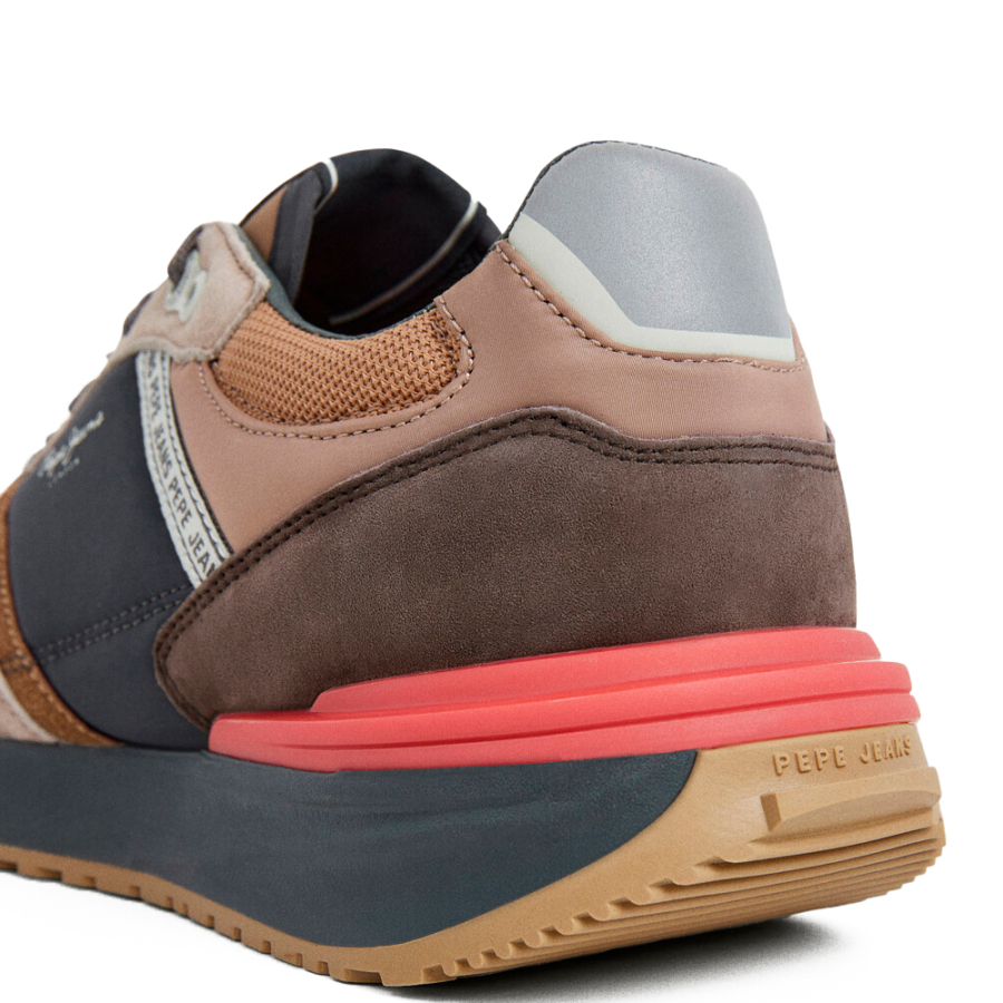 baskets-avec-details-en-daim