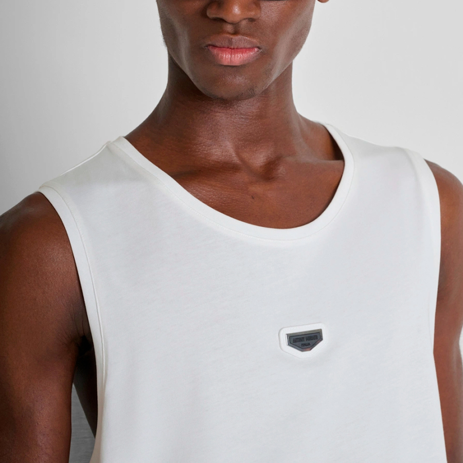 armelloses-t-shirt-mit-logo-plakette