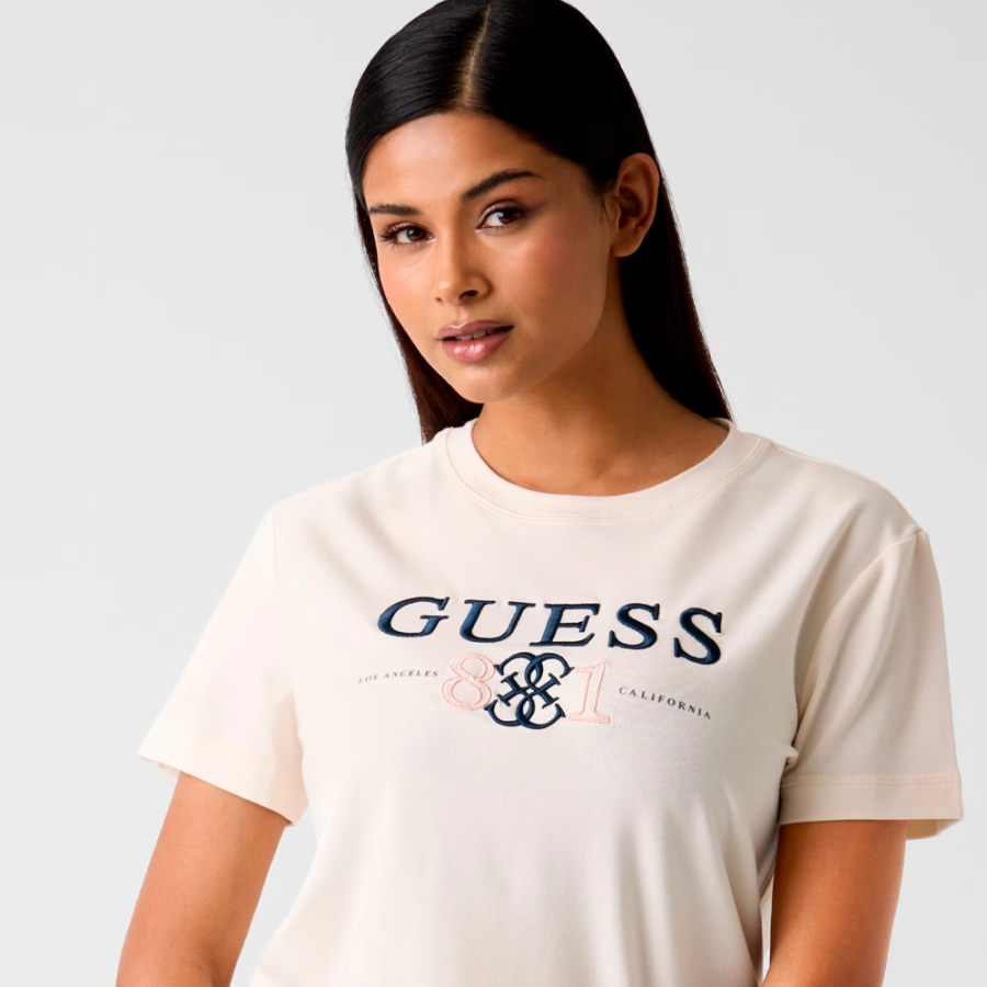 t-shirt-mit-gesticktem-logo