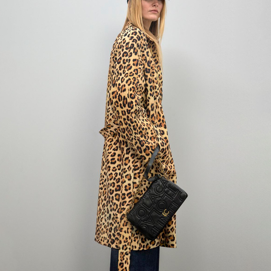 bolsa-de-ombro-com-aba-e-costura-com-o-logotipo