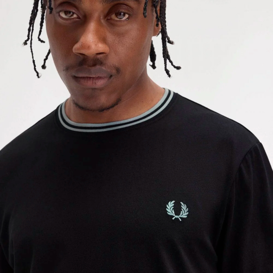 camiseta-con-ribete-con-dos-franjas