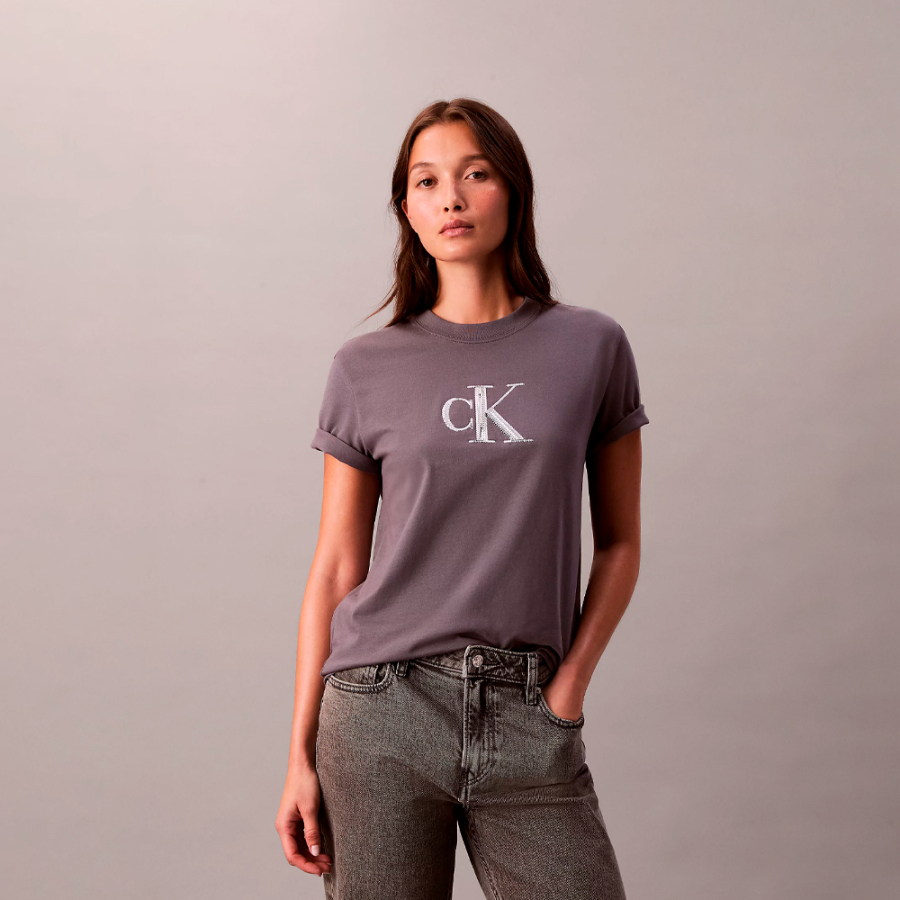 camisa-clasica-con-monograma-de-lentejuelas