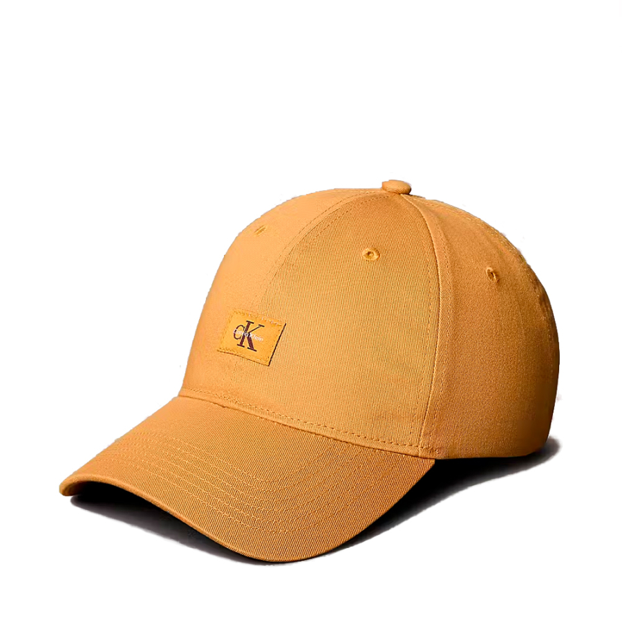 casquette-avec-ecusson-monogramme-tisse