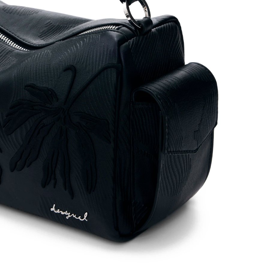 mittelgrosse-tasche-mit-gestickten-anhangern