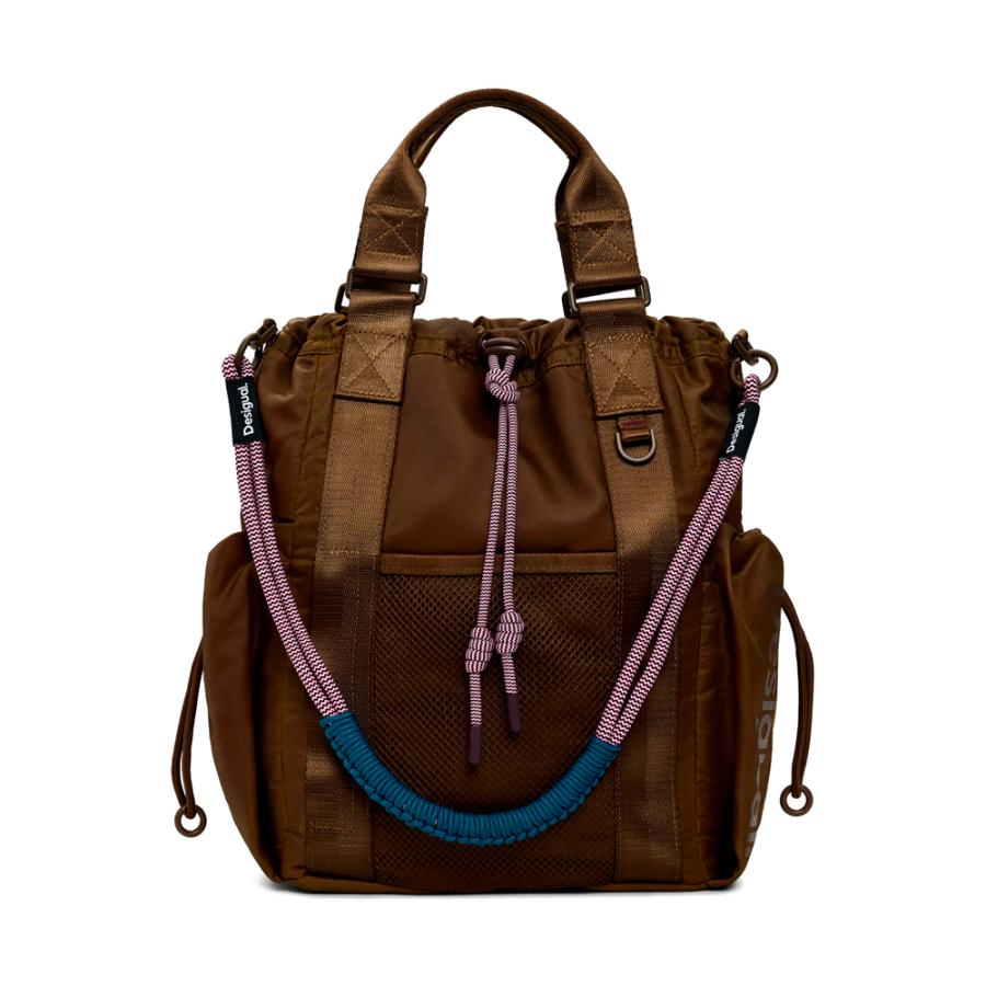 mittelgrosser-rucksack-mit-mehreren-tragemoglichkeiten