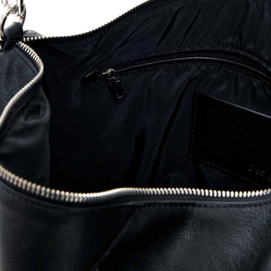 grosse-tasche-mit-logo-anhanger