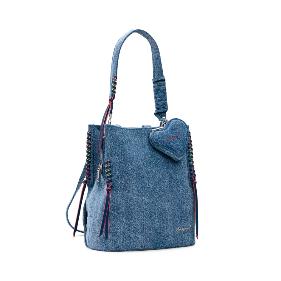 petit-sac-a-dos-en-denim-avec-un-coeur petit-sac-a-dos-en-denim-avec-un-coeur