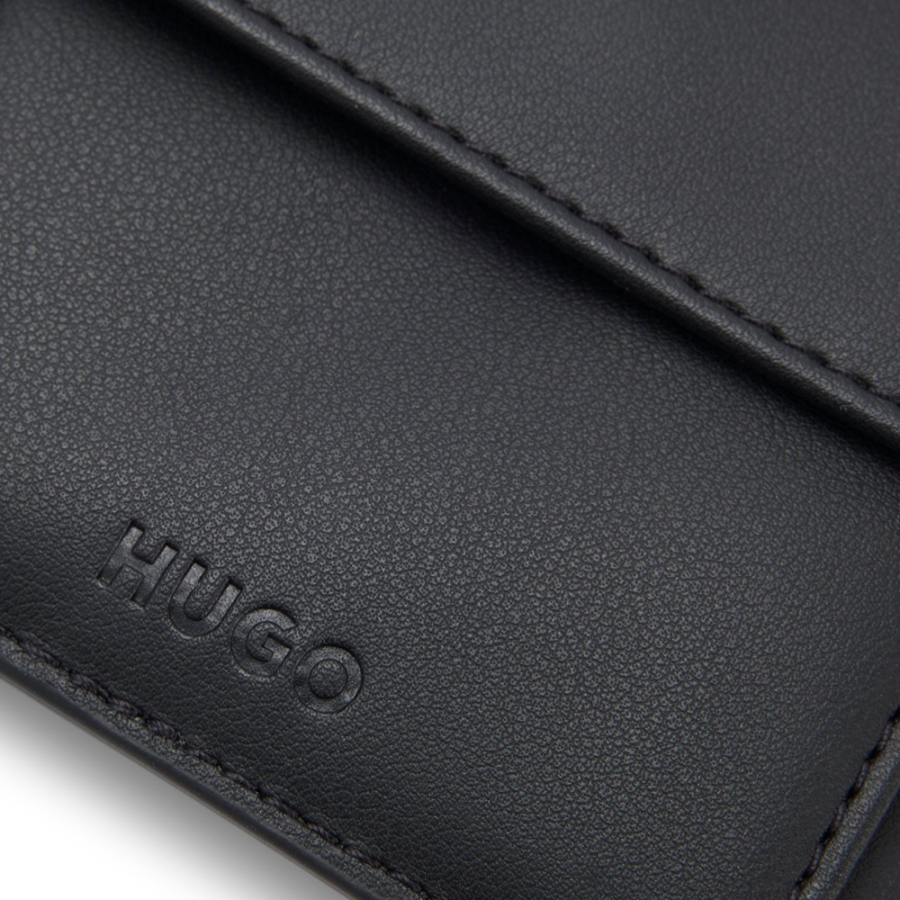 cartera-con-estampado-de-monograma-y-logo-apilado-metalico