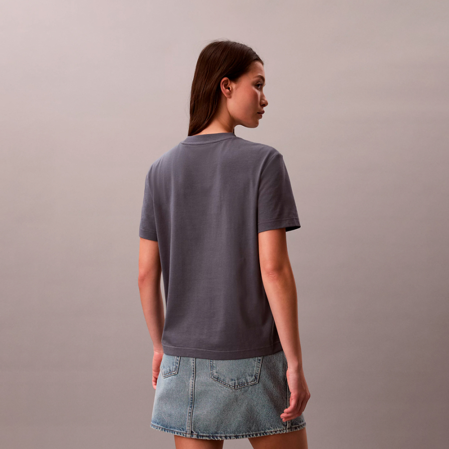 camiseta-com-monograma-e-logotipo