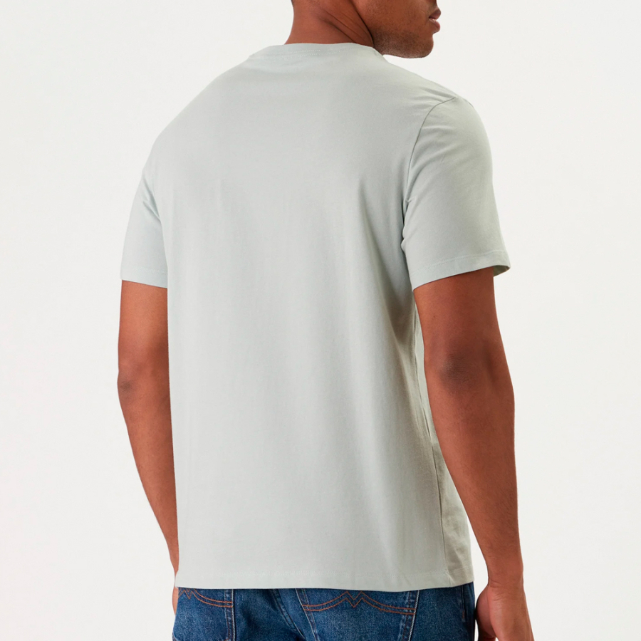 t-shirt-mit-monogramm-und-logo