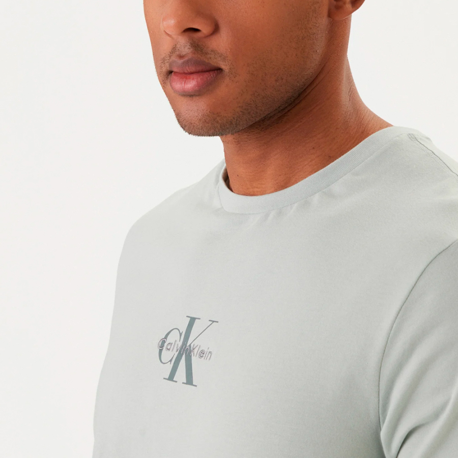 t-shirt-mit-monogramm-und-logo