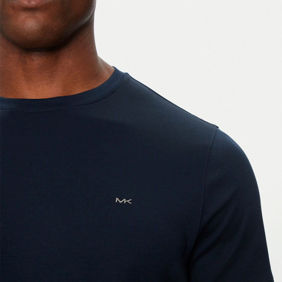 t-shirt-mit-markenlogo