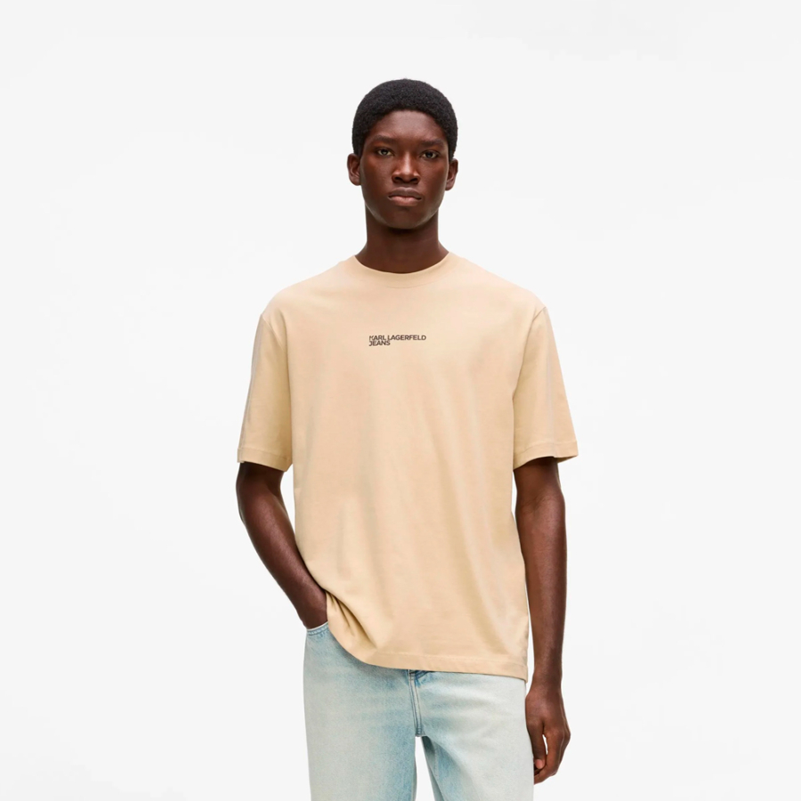 camiseta-com-efeito-de-moldura-do-logotipo-modelagem-regular