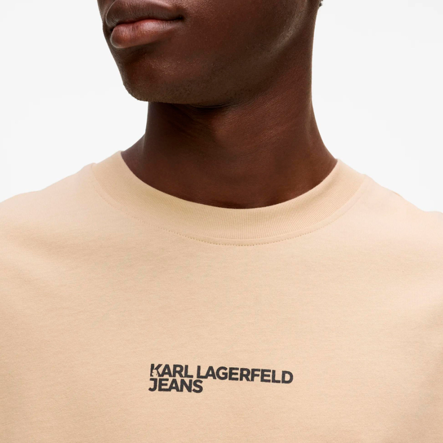 camiseta-com-efeito-de-moldura-do-logotipo-modelagem-regular