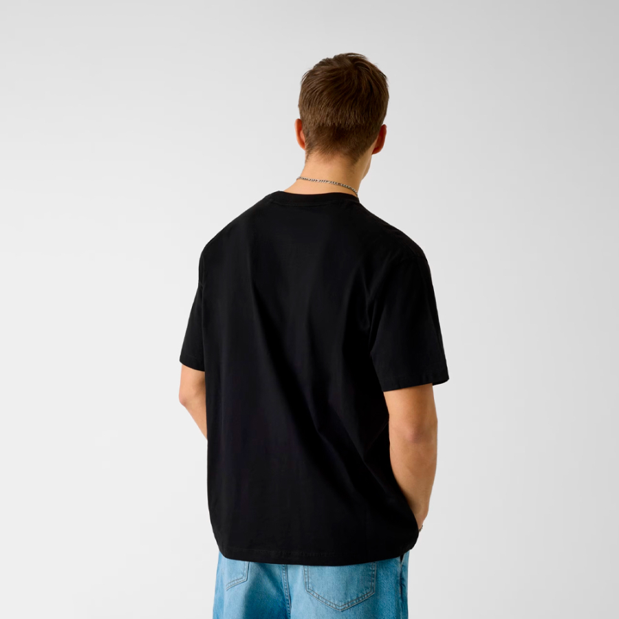 camiseta-oversized-com-mini-patches