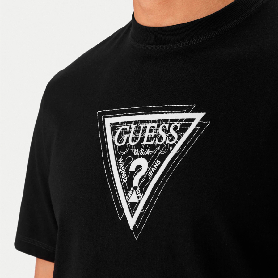 t-shirt-avec-logo-triangulaire