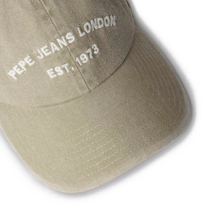 bone-de-sarja-com-logotipo-bordado