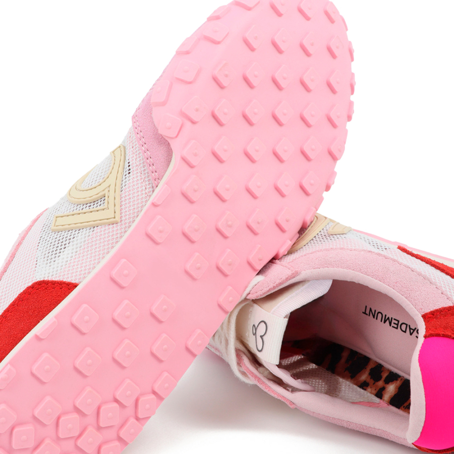 chaussures-de-sport-en-maille-et-en-differents-tissus