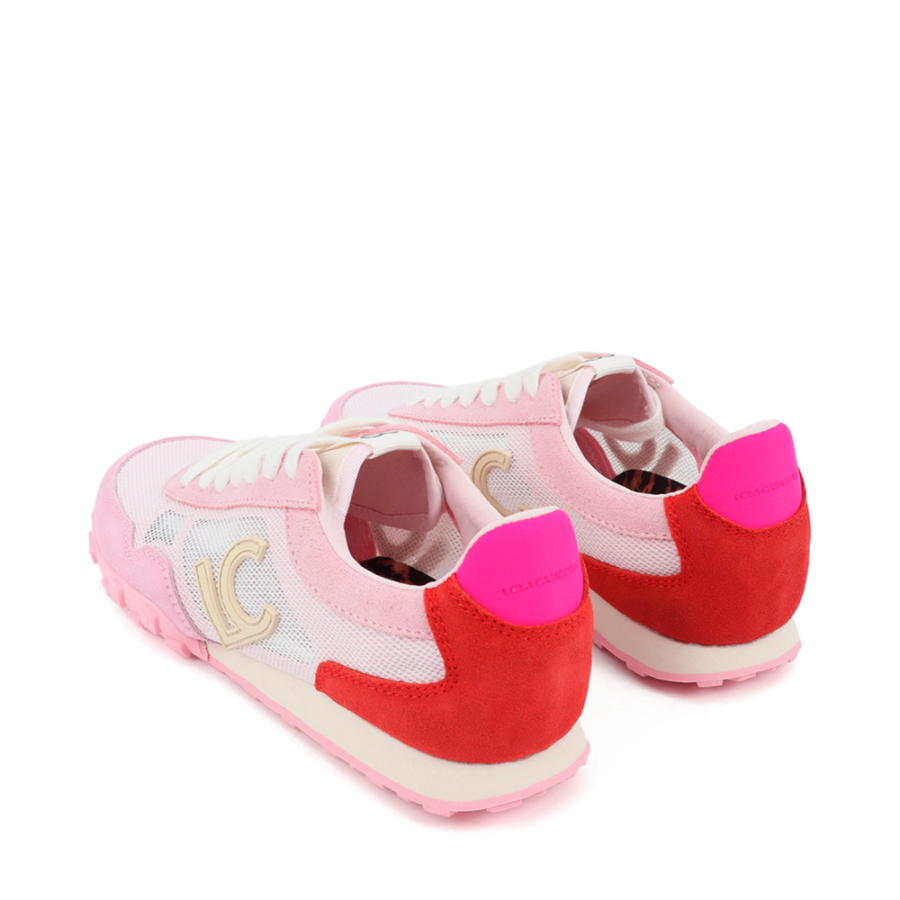 chaussures-de-sport-en-maille-et-en-differents-tissus