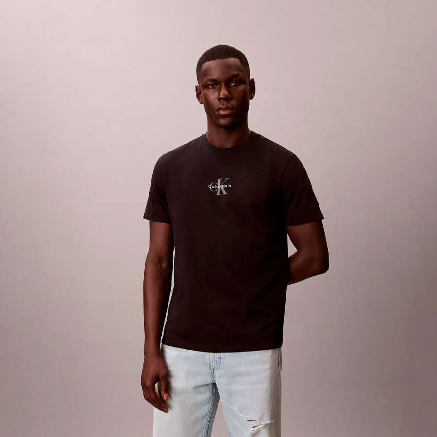 t-shirt-avec-monogramme-et-logo