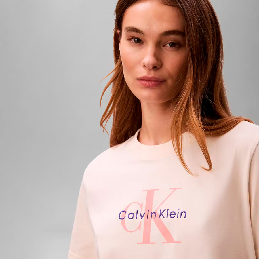 camiseta-com-monograma-e-logotipo