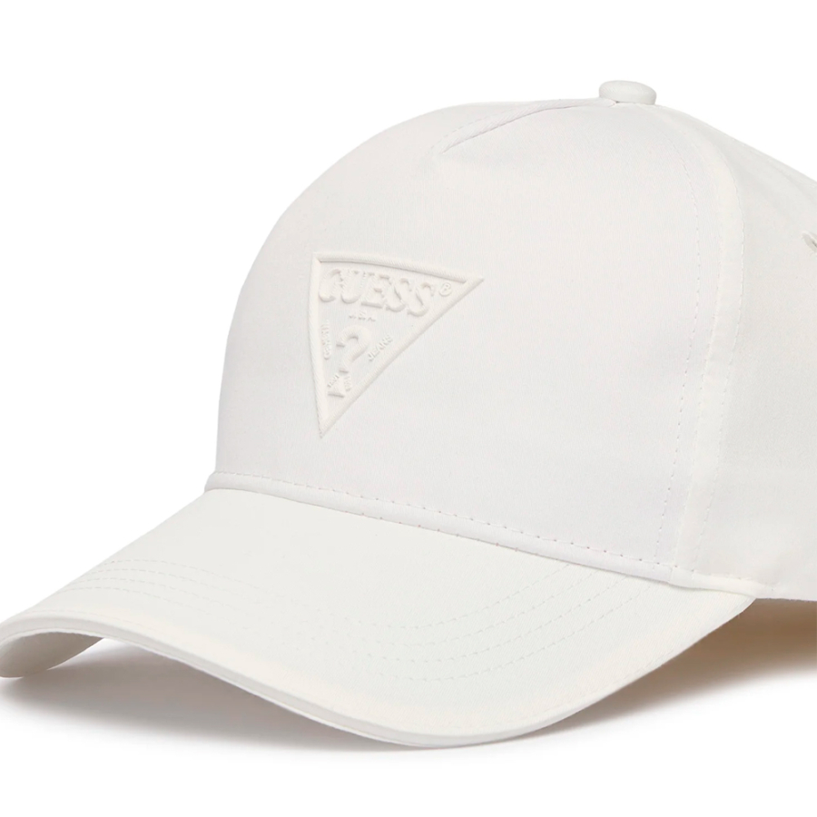 casquette-triangulaire-avec-logo-en-relief