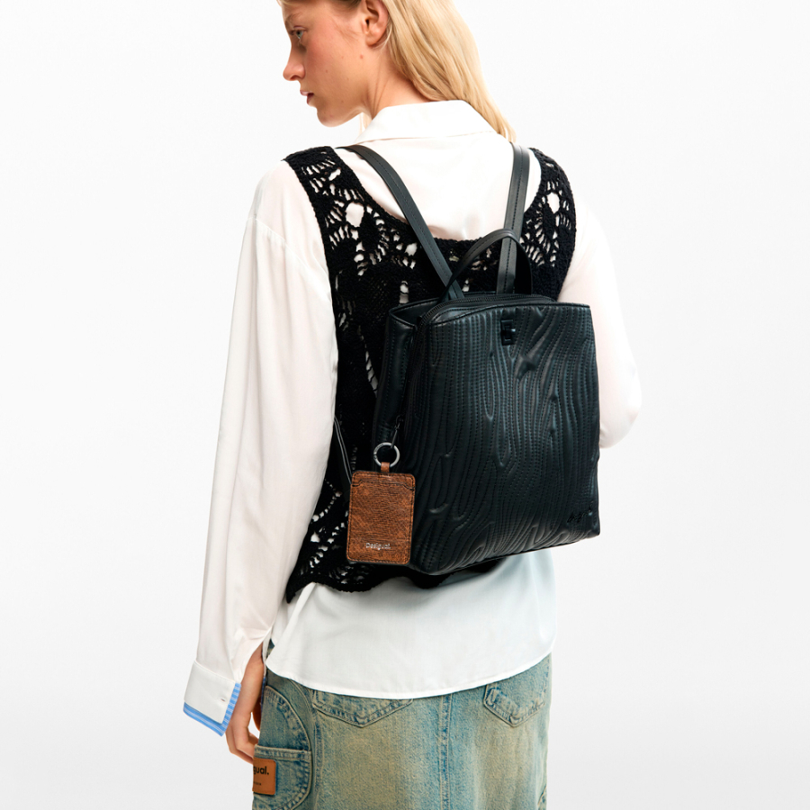 petit-sac-a-dos-avec-details-en-relief