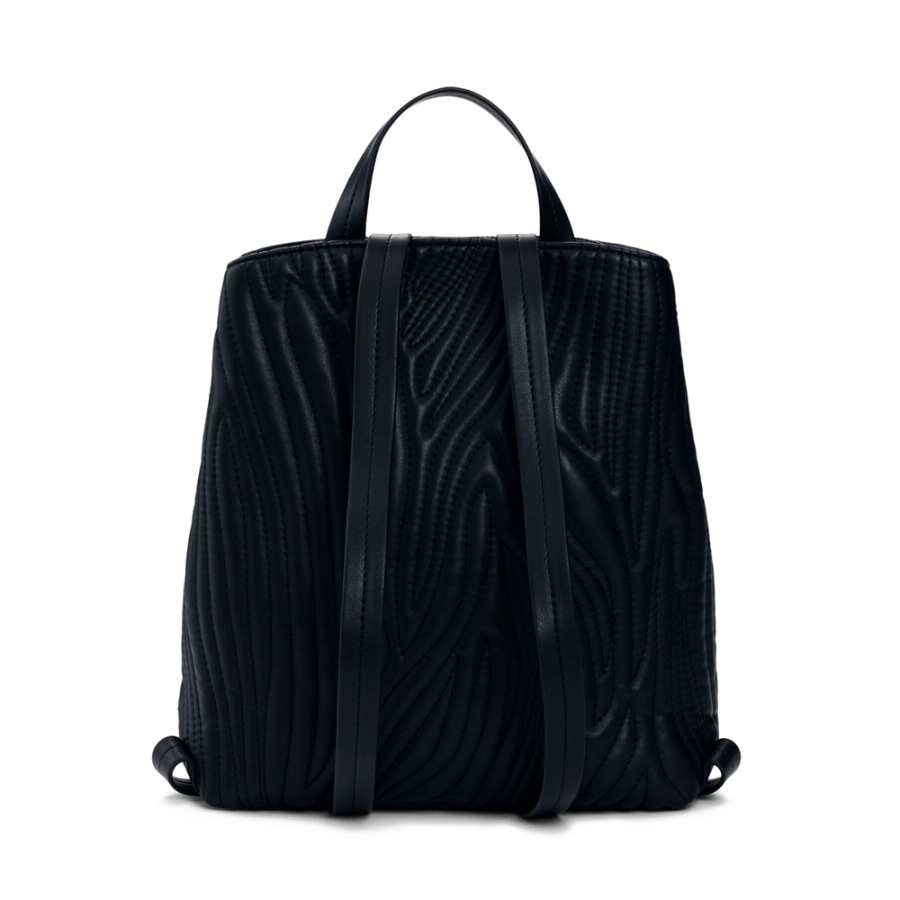 mochila-pequena-com-detalhes-em-relevo