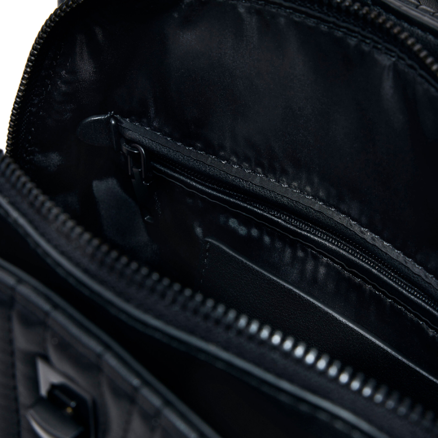 mochila-pequena-com-detalhes-em-relevo