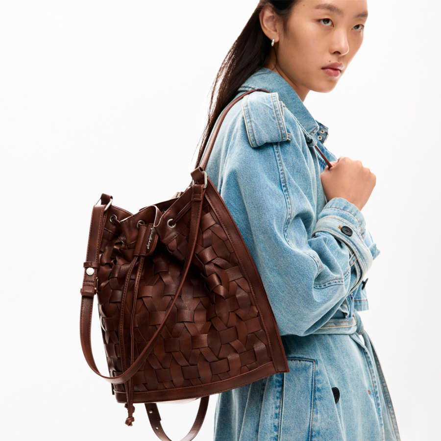 mochila-media-trancada-com-cordao