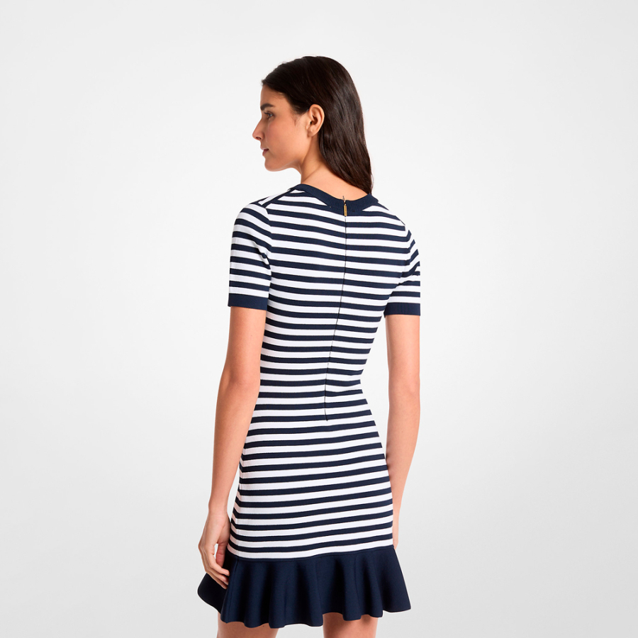 gestreiftes-ausgestelltes-kleid