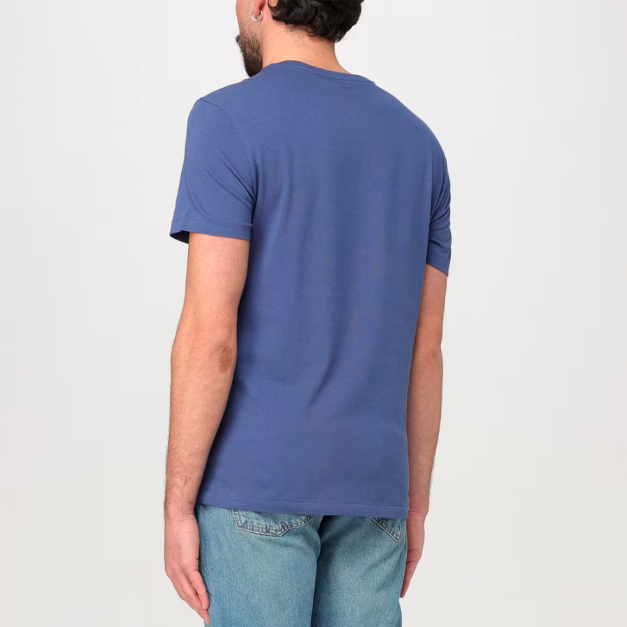 camiseta-personalizada-con-cuello-redondo-y-corte-entallado