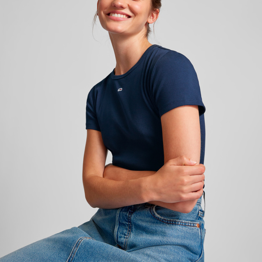 schmal-geschnittenes-geripptes-t-shirt-mit-rundhalsausschnitt