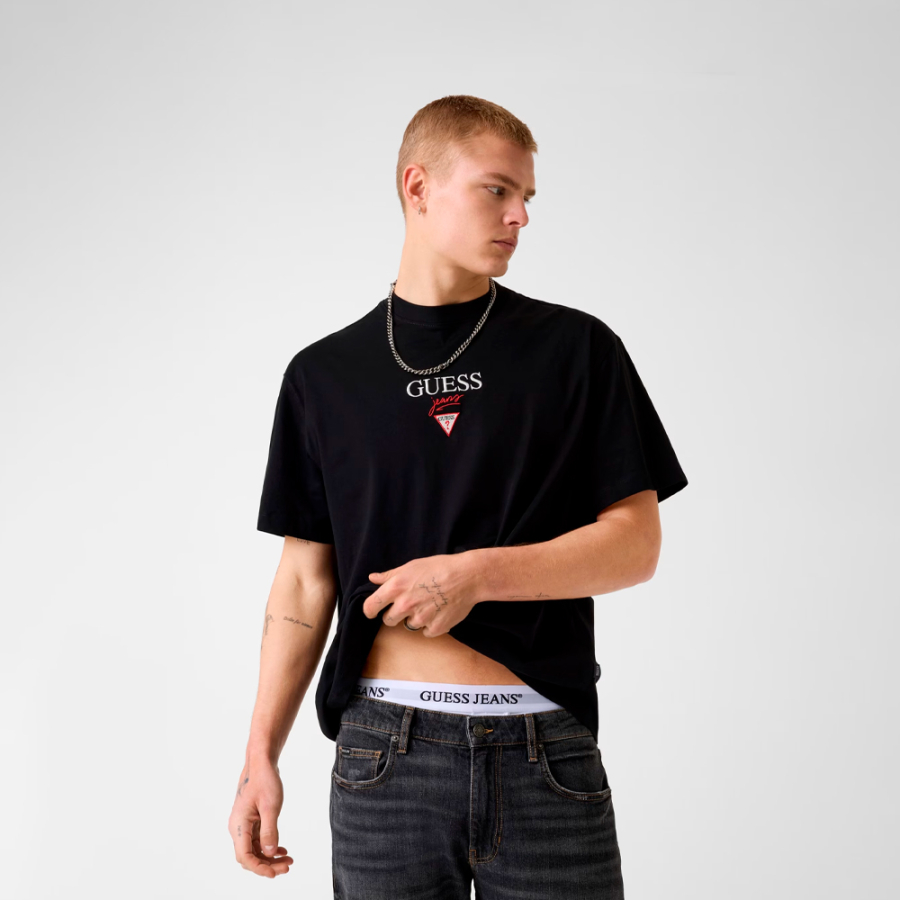 camiseta-com-logotipo-estampado