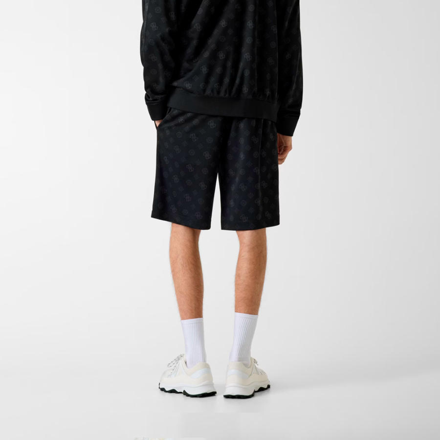 pantalones-cortos-con-logo-en-todo-el-lugar