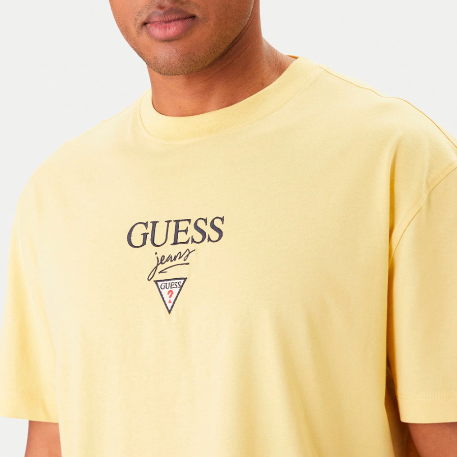 t-shirt-mit-aufgedrucktem-logo