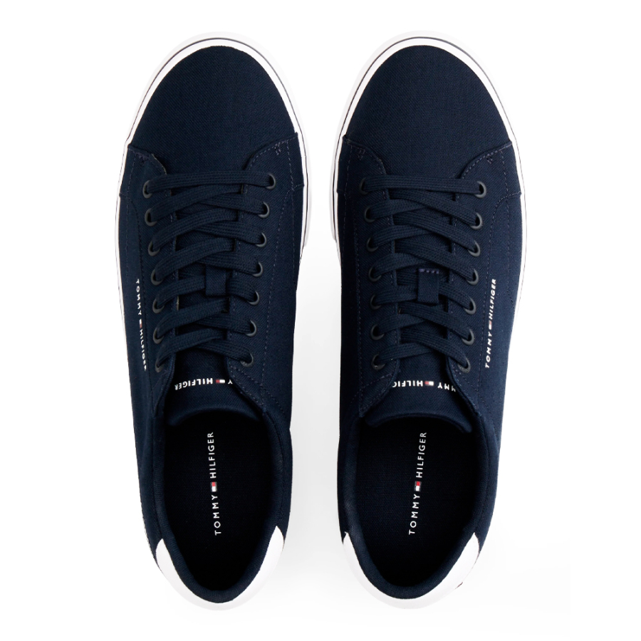 baskets-en-toile-avec-logo-en-relief