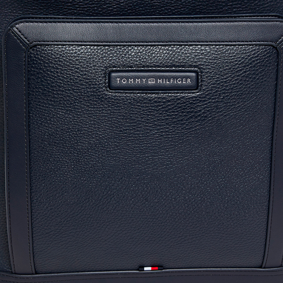 zaino-con-design-centrale-moderno