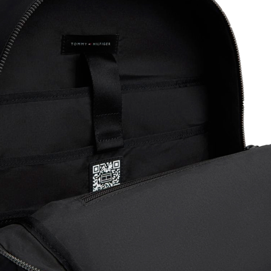 sac-a-dos-avec-logo-en-metal