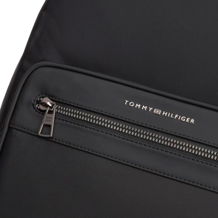 mochila-com-logotipo-metalico