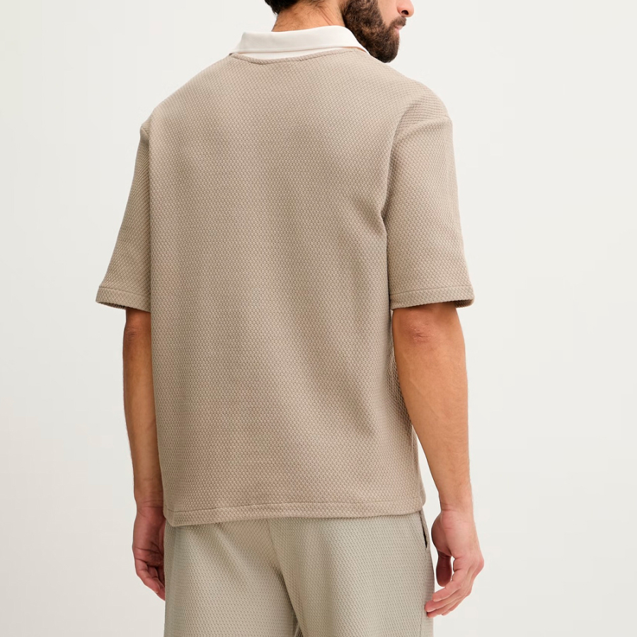 camisa-polo-com-logotipo-triangular