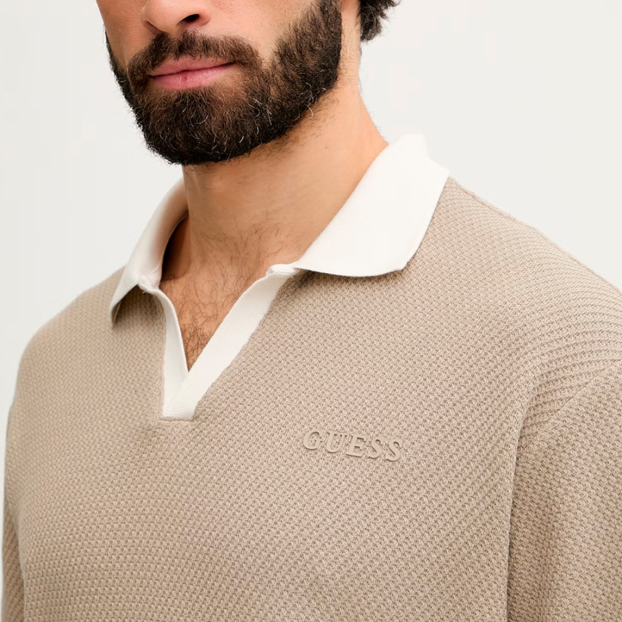 camisa-polo-com-logotipo-triangular