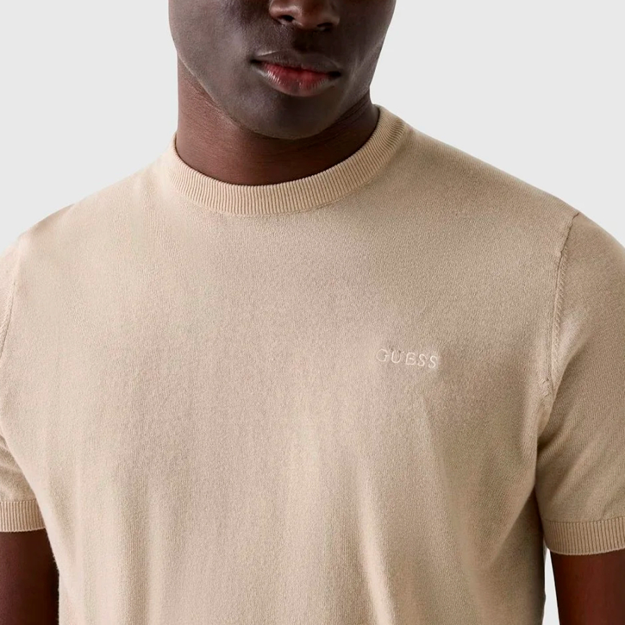 camiseta-con-logo-tejido