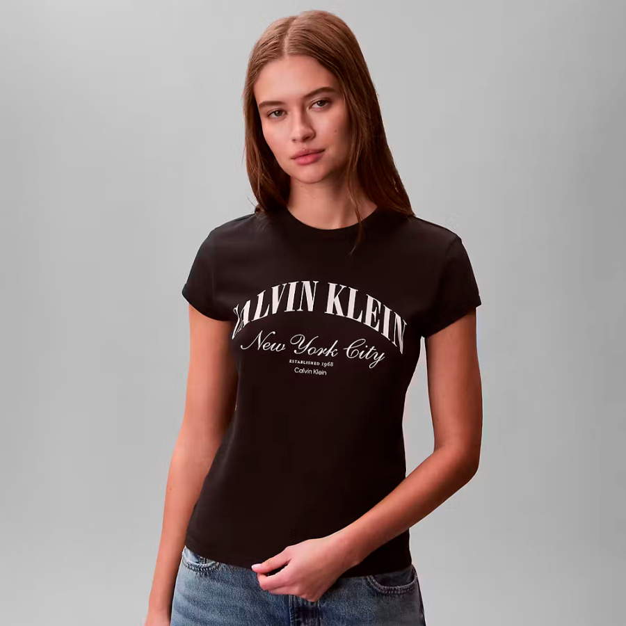 t-shirt-ajuste-avec-logo-universitaire