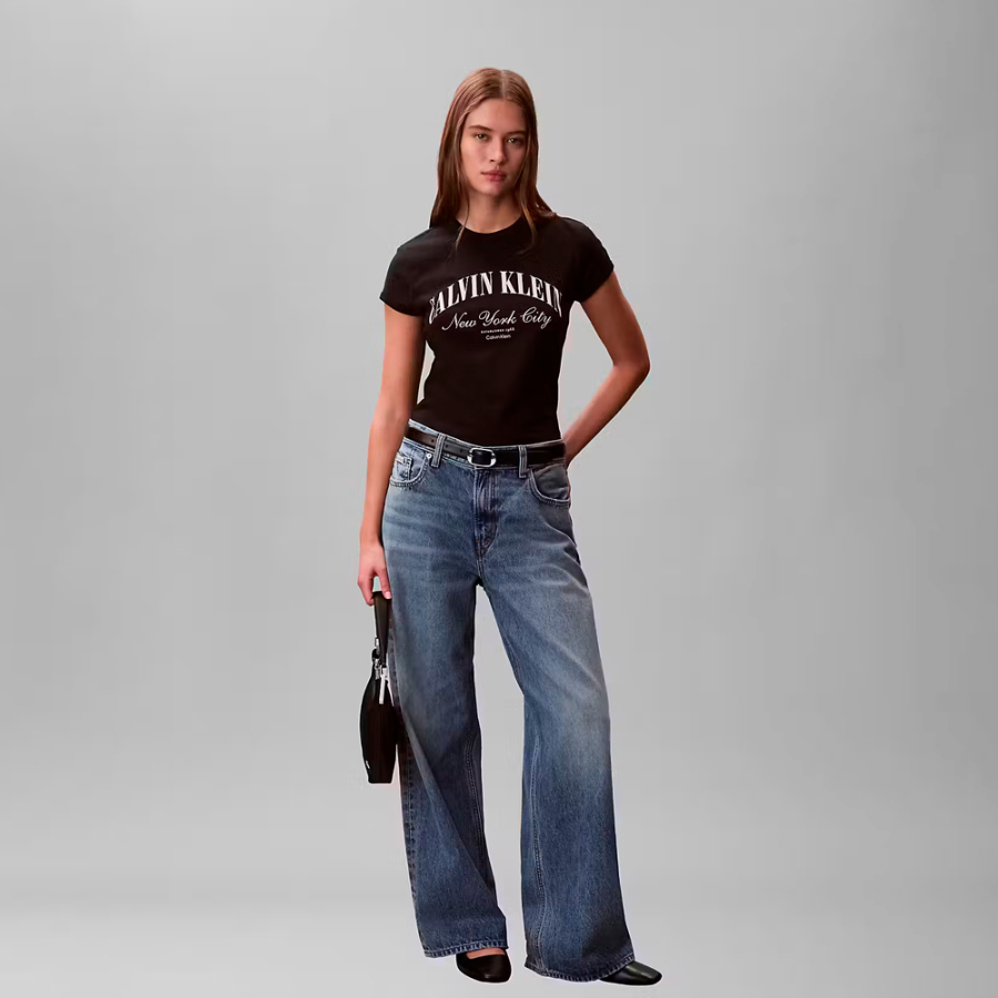 t-shirt-ajuste-avec-logo-universitaire