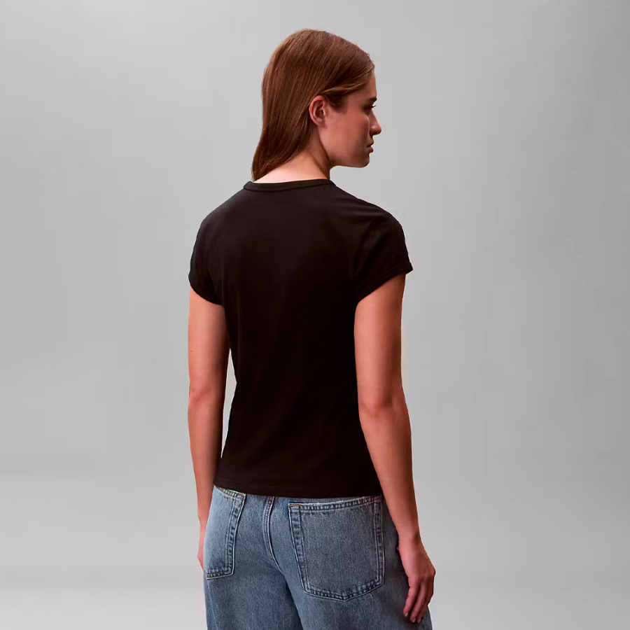 camiseta-de-corte-justo-com-o-logotipo-da-universidade