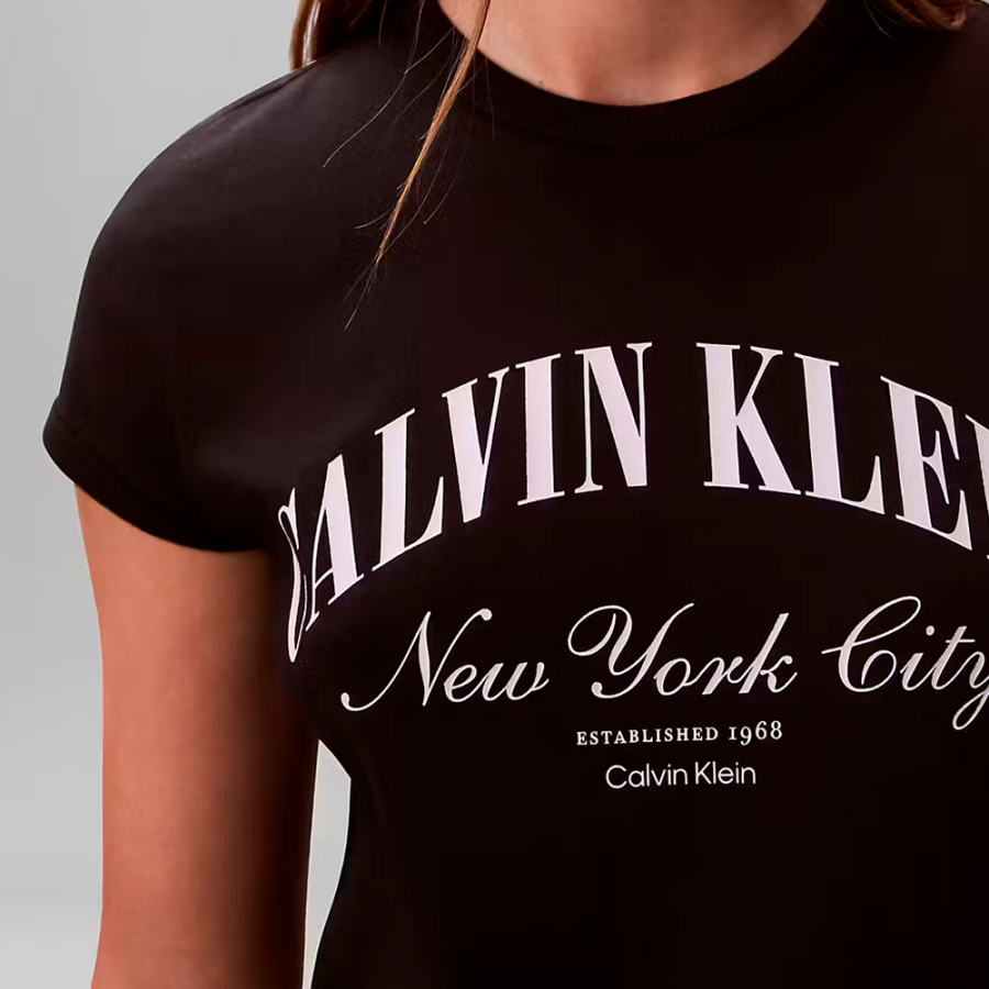 camiseta-de-corte-justo-com-o-logotipo-da-universidade