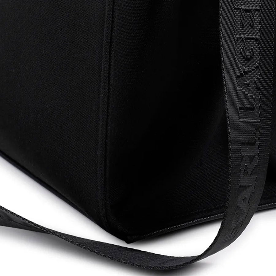 bolso-cambiador-para-bebe-con-estampado-de-la-marca